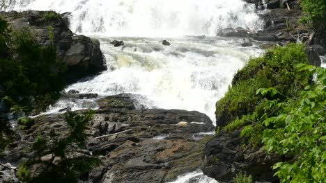 Große-Wasserfälle-In-Der-Region-Outaouais,-Quebec,-Kanada,-Weitwinkelaufnahme-Nach-Unten-Geneigt