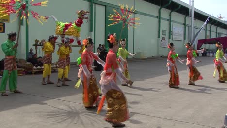 Indonesische-Tänzer-Führen-Einen-Traditionellen-Indonesischen-Tanz-Auf,-Gekleidet-In-Traditionellen-Kostümen,-Yogyakarta,-Insel-Java,-Indonesien