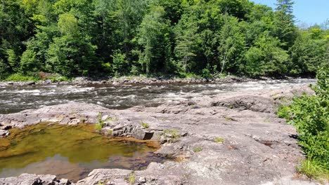 Fließendes-Wasser-Neben-Einem-Pfad-Durch-Einen-Wald-In-Ontario,-Kanada