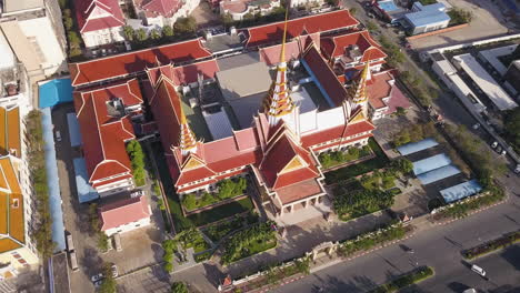 4K-Drohnenaufnahmen-Eines-Tempels-In-Phnom-Penh,-Kambodscha