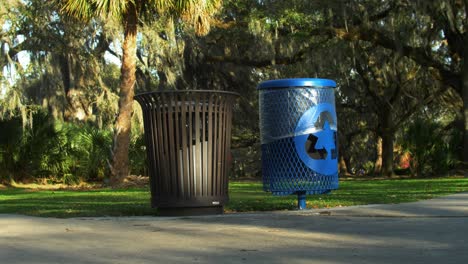 Recycling-Mülltonne,-Außenpark,-Tag,-Außenansicht,-Niedriger-Winkel
