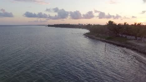 Drohnenflug-über-Einem-Dock-Bei-Sonnenuntergang-In-Einem-Karibischen-Fischerdorf