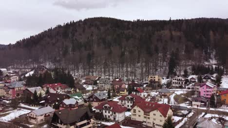 Luftaufnahme-Mit-Kleinen-Dorfhäusern-Am-Berg