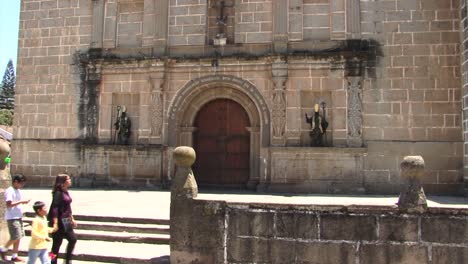 Church-and-monastery-Escuela-de-Cristo-in-Antigua,-Guatemala