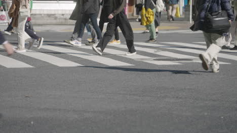 Zugeschnittenes-Bild-Von-Menschen,-Die-An-Einem-Sonnigen-Tag-In-Shibuya-Crossing,-Tokio,-Japan,-Während-Einer-Corona-Virus-Pandemie-überqueren