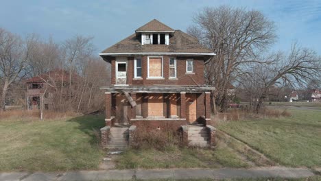 Drone-view-of-dilapidated-house-in-a-Detroit-neighborhood