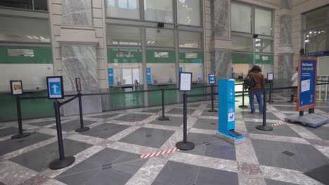 Während-Der-Coronavirus-Pandemie-Ist-Am-Bahnhof-Leuven-Nur-Ein-Fahrkartenschalter-Geöffnet