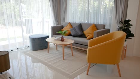 Schicke-Und-Gemütliche-Wohnraumdekoration-Mit-Farblich-Abgestimmtem-Sessel