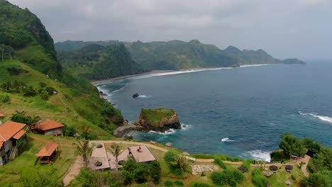 Paisaje-Paradisíaco-De-La-Costa-Javanesa-Cerca-De-La-Playa-Menganti-Indonesia,-Plataforma-Rodante-Aérea