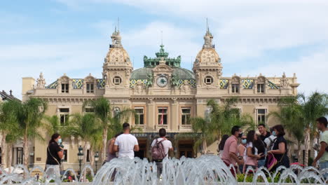 Menschenmenge-Und-Touristen-Machen-Ein-Selfie-Auf-Dem-Grand-Casino-Square-In-Monaco,-Monte-Carlo,-Frankreich
