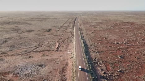 Levantamiento-Aéreo:-Una-Camioneta-Solitaria-Que-Viaja-En-Lo-Profundo-Del-Desierto-Desierto-Australiano