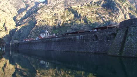 Alte-Mauern-Der-Stadt-Kotor,-Mittelmeerhafen-Und-Stadt-In-Der-Adria