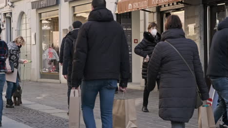 People-In-Medical-Mask-Walking-At-The-City-Doing-Shopping-During-Weekend-At-Sunny-Day-In-Monza,-Northern-Italy