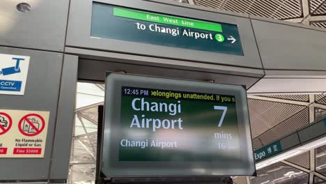 Señal-Que-Indica-El-Próximo-Tren-MRT-Al-Aeropuerto-De-Changi-En-La-Estación-Expo,-Singapur