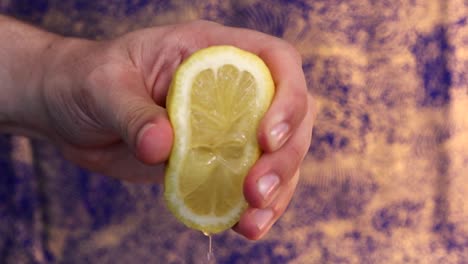 Eine-Zitrone-Auspressen,-Um-Den-Zitronensaft-Herauszubekommen
