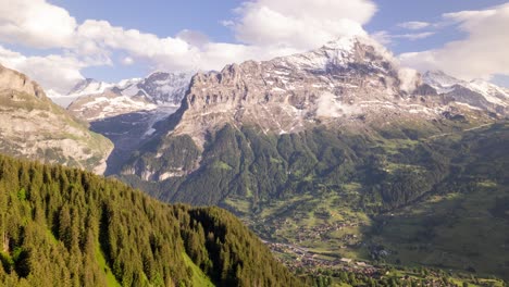 Hyperlapse-Dynamischer-Wolken,-Die-Sich-über-Den-Eiger-Berggipfel-In-Den-Schweizer-Alpen-Bewegen