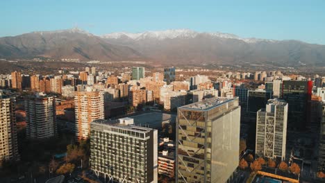 Paisaje-Urbano-Panorámico-De-Las-Condes-En-Santiago,-Chile-Con-Vista-Pintoresca-De-La-Cordillera-De-Los-Andes