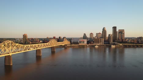 Skyline-Von-Louisville,-Kentucky-Mit-Brücke-Und-Drohnenvideo-Beim-Einzug