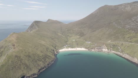 Das-Azurblaue-Wasser-Umgibt-Die-Atemberaubende-Landschaft-Der-Insel-Achill-In-Irland-–-Luftaufnahme