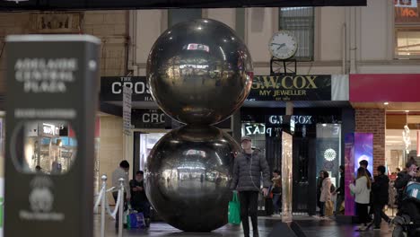 The-Spheres-Ist-Das-Berühmteste-Kunstwerk-Der-Rundle-Mall-In-Adelaide,-Südaustralien