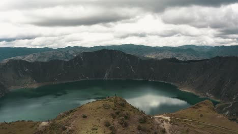 Landscape-Of-The-Quilotoa-Volcanic-Lake-In-Ecuador---aerial-shot