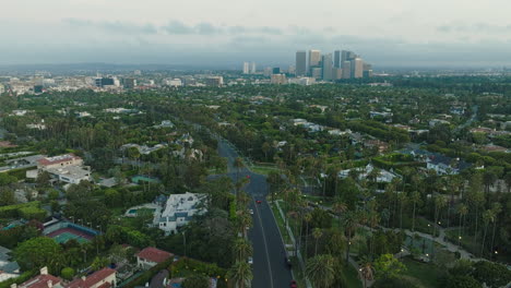 Barrio-De-Beverly-Hills-Visto-Desde-Un-Dron,-Toma-Diurna-Del-Exclusivo-Barrio-De-Los-Ángeles