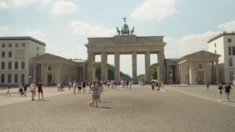 Puerta-De-Brandenburgo:-Famoso-Monumento-De-Berlín-Y-Lugar-Turístico-Para-Hacer-Turismo