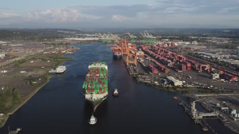 Containerschiff-Im-Industriehafen,-Husky-Terminal,-Hafen-Von-Tacoma,-Washington,-USA---Luftdrohnenaufnahme