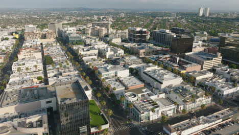 Drone-Sobre-Las-Concurridas-Calles-Y-Negocios-De-Beverly-Hills-Durante-El-Día