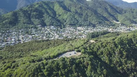 Vista-De-Drone-De-Un-Barco-En-Picton,-Nueva-Zelanda