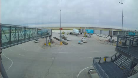 Timelapse-Del-Alojamiento-De-Un-Avión-En-El-Aeropuerto-De-Winnipeg-Canadá