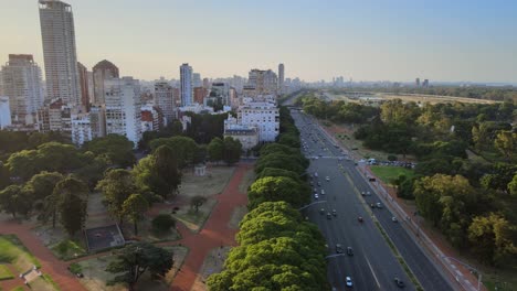 Dichter-Städtischer-Verkehr-Auf-Der-Palermo-Libertador-Avenue,-Städtisches-Hochhaus,-Skyline-Von-Buenos-Aires,-Luftbild,-Dolly-Links