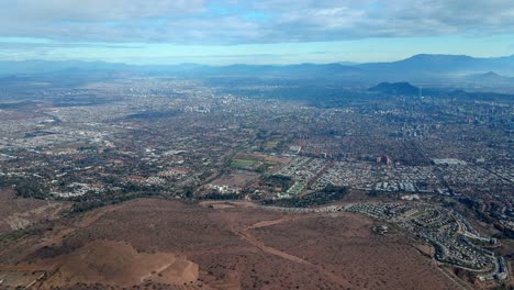 Schwenk-Links-Luftaufnahme-Des-Stadtteils-Las-Condes-In-Santiago,-Chile