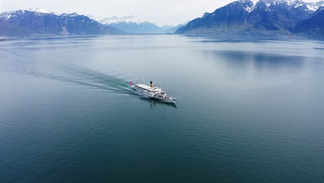 Amplia-Toma-De-Drones-De-Un-Barco-De-Vapor-De-Pasajeros-Que-Transporta-Pasajeros-A-Través-De-Un-Lago-En-Suiza-Con-Pájaros-Volando