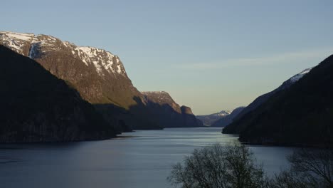 Atemberaubender-Sonnenuntergang-Im-Zeitraffer-Der-Sonne,-Die-Den-Berghang-Veafjorden-Hinaufkriecht-–-Norwegen