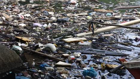 Müll-Schwimmt-Auf-Der-Meeresoberfläche