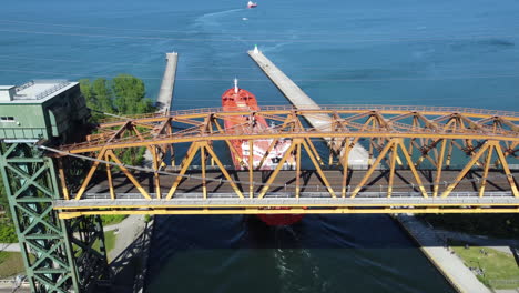 Luftdrohnenansicht,-Boot-überquert-Erhöhte-Autoverkehrsbrücke-Unter-Der-Hafenturmbrücke