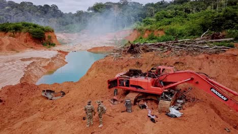 Polizeieinsatz-In-Einer-Illegalen-Goldmine-Im-Amazonaswald-In-Jacareacanga