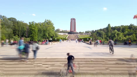 Carol-I-Park,-La-Tumba-Del-Soldado-Desconocido-Con-Hiperlapso-Conmemorativo-Del-Monumento-Al-Lago,-Bucarest-Rumania