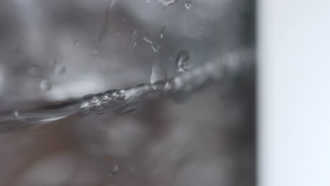 Wasser-Wird-In-Ein-Trinkglas-Gegossen