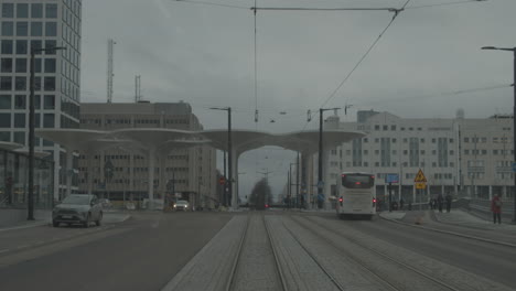 Blick-Durch-Die-Heckscheibe-Einer-Straßenbahn,-Die-An-Kalten-Wintertagen-Auf-Leeren-Straßen-Fährt