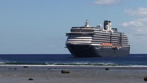Holland-America-Line-ship-in-Rarotonga,-Cook-Islands