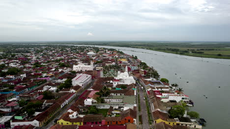 Rotationsdrohnenaufnahme-Des-Hauptplatzes-Und-Des-Papaloapan-Flusses-In-Tlacotalpan,-Veracruz,-Mexiko