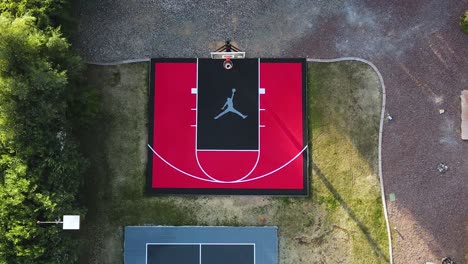 Cancha-De-Baloncesto-Con-El-Logo-De-Jordan-Jumpman-De-Michael-Jordan