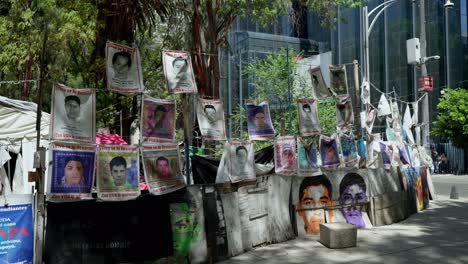 Fotos-De-Los-Estudiantes-Desaparecidos-Del-Secuestro-Masivo-De-Iguala-En-2014-Se-Exhiben-En-La-Ciudad-De-México