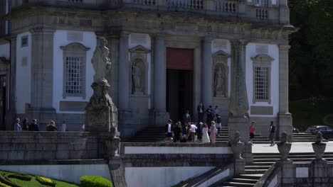 Menschen-Vor-Der-Fassade-Der-Kirche-Im-Heiligtum-Bom-Jesu-Do-Monte-In-Braga