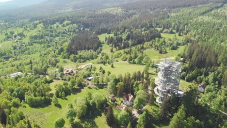 Luftaufnahme-Des-Aussichtsturms-Im-Sudetengebirge