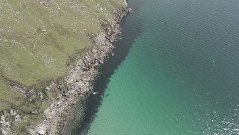 Flaches,-Kristallklares-Wasser-Des-Atlantischen-Ozeans-Mit-Felsiger-Küste-Auf-Achill-Island,-Irland
