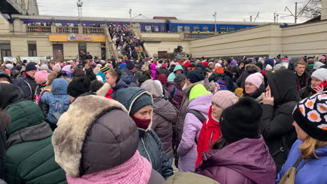 Flüchtlinge-In-Einem-Bahnhof-In-Lemberg,-Ukraine