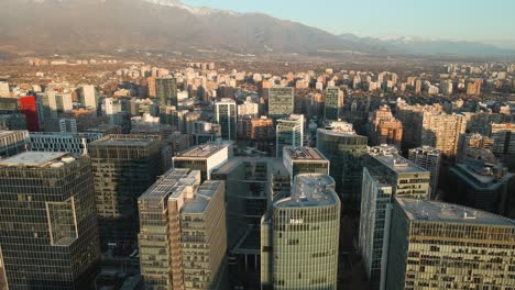 Zeitgenössische-Bürogebäude-Im-Finanzviertel-Nueva-Las-Condes,-Stadt-Santiago,-Chile